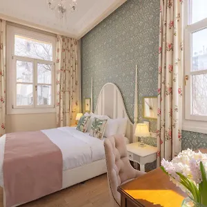 rezervați aici