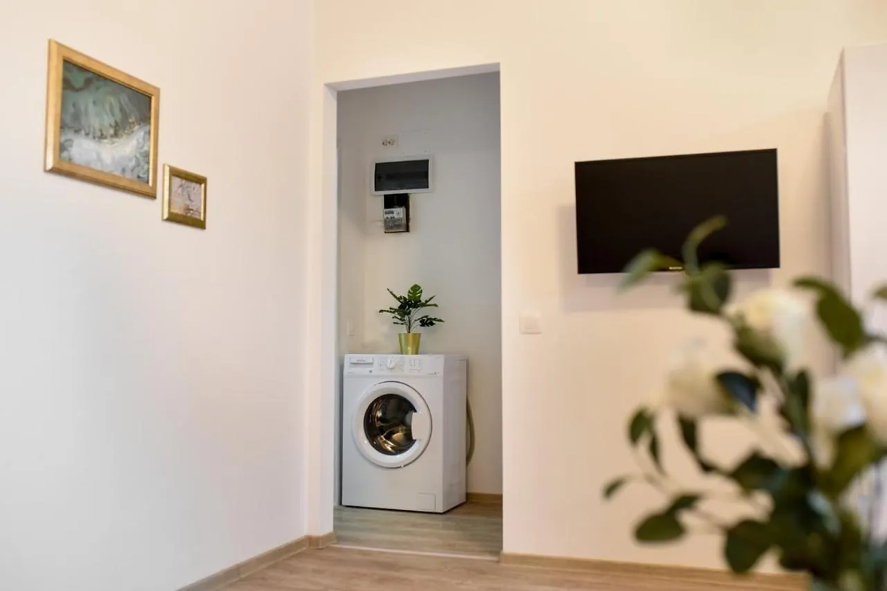 Cozy 1Br Escape - Apartment With Charming Balcony Near Universitate Bucureşti