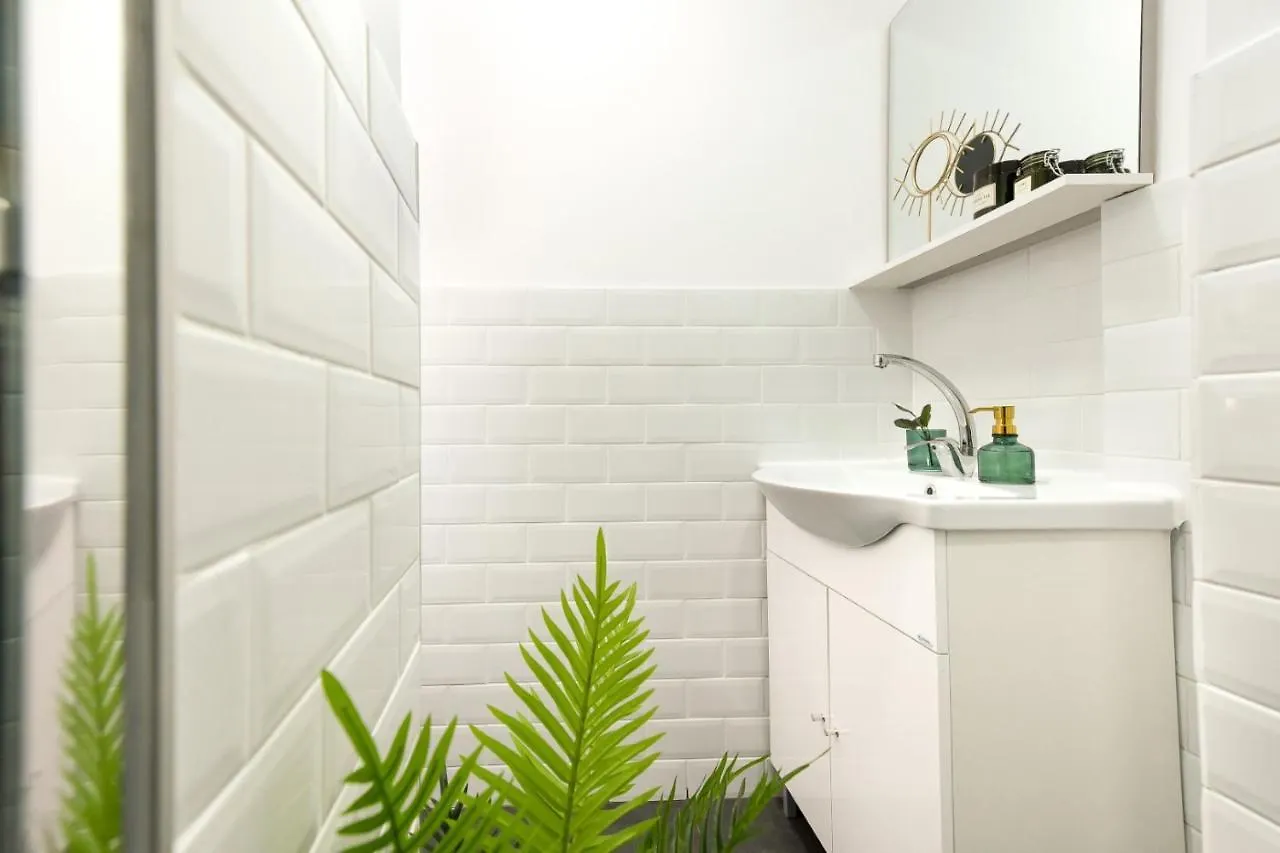 Cozy 1Br Escape - Apartment With Charming Balcony Near Universitate Bucureşti